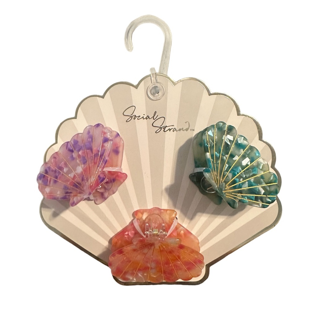 Social Strand shell clip trio.